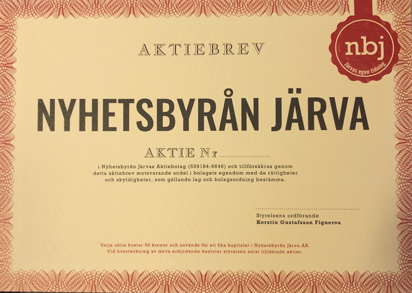 Ett aktiebrev för Nyhetsbyrån Järva, på gulaktigt papper och med en röd stämpel i hörnet.lite