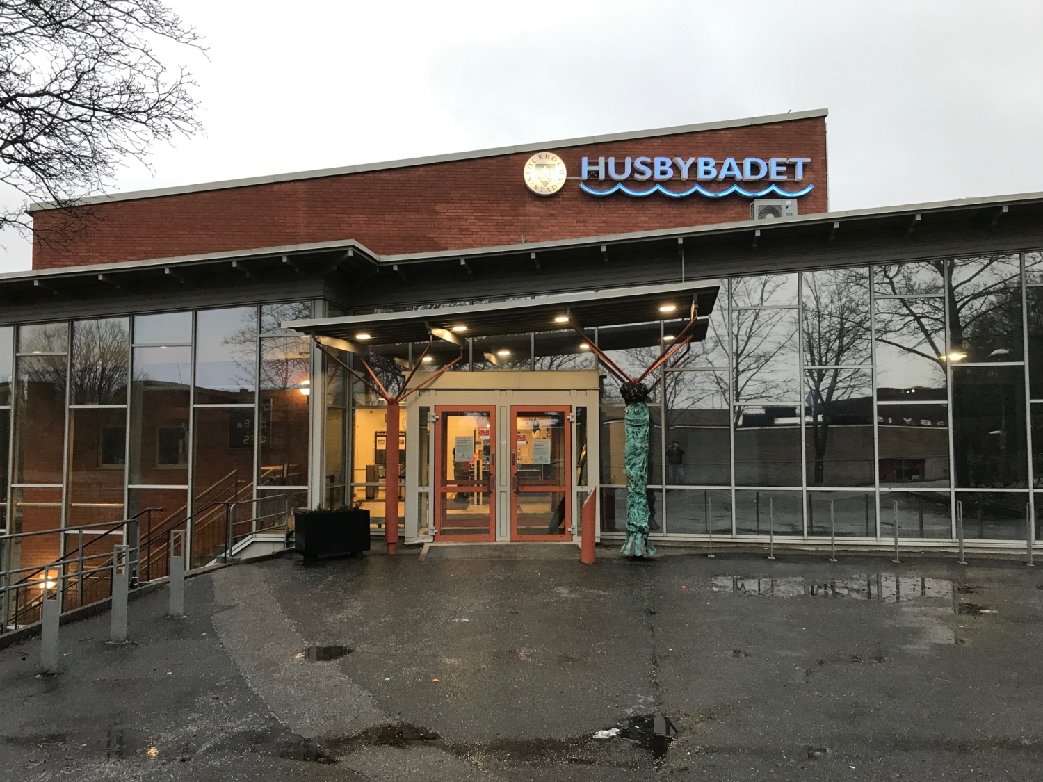 Byggnaden Husbybadet utifrån.