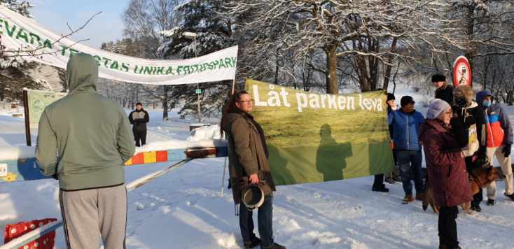 Människor med banderoller i en snöig park