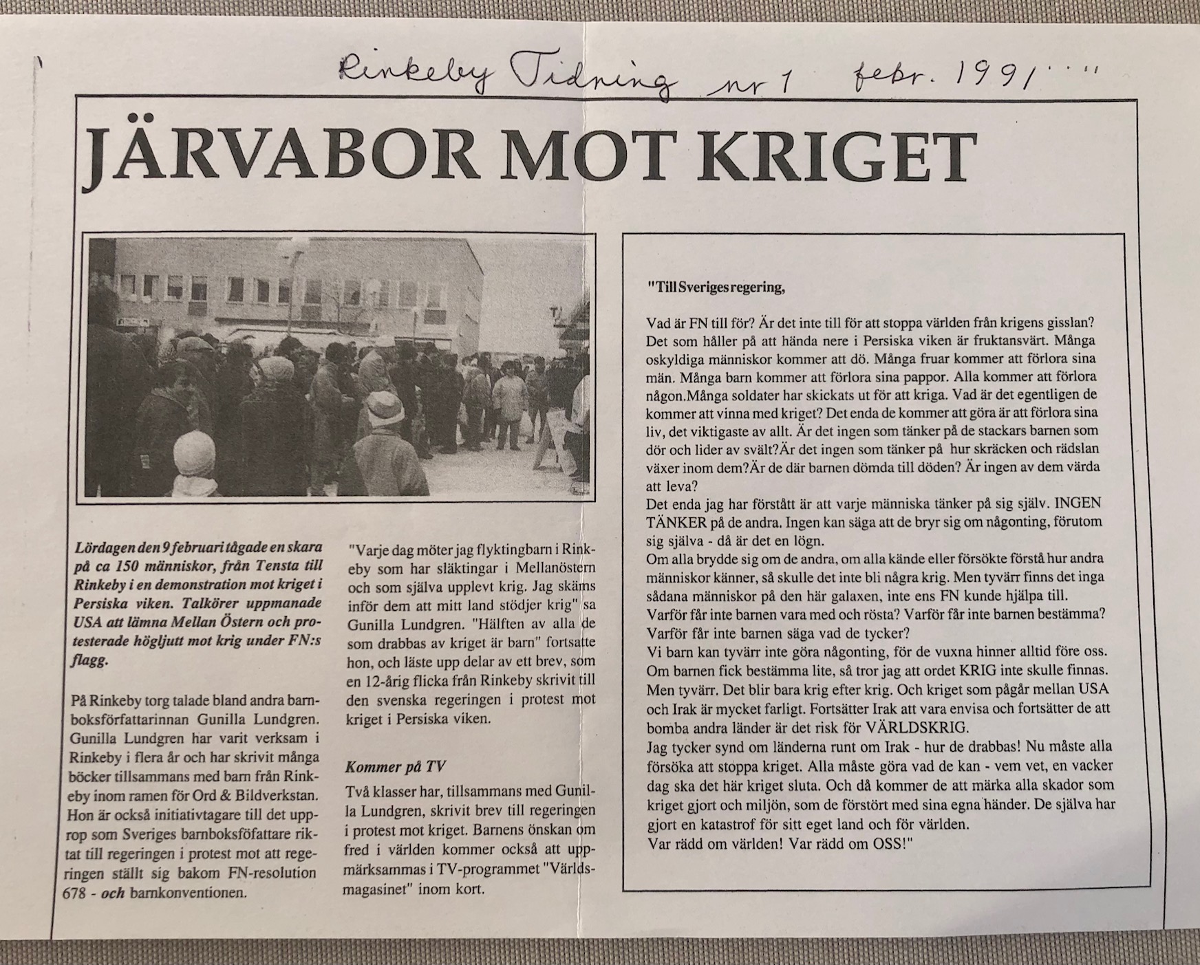 Klipp ur Rinkeby Tidning från 1991. Insändare mot kriget. Bild på demonstrationståg.
