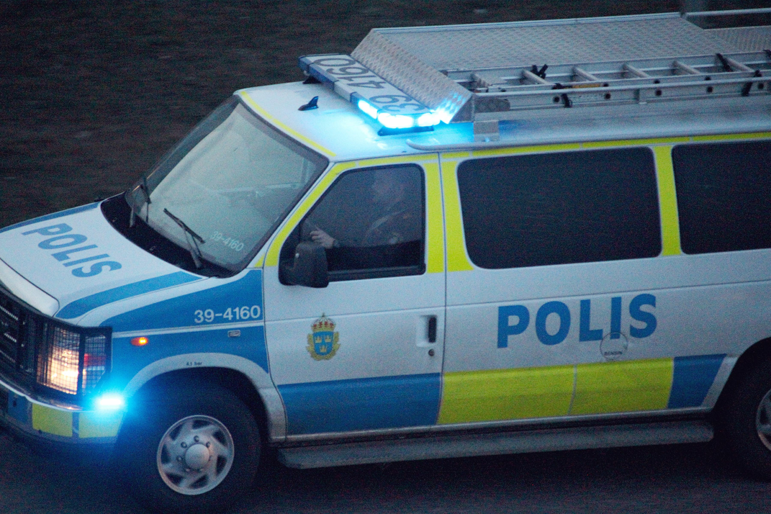 polisbil i utryckning med ett blått ljus