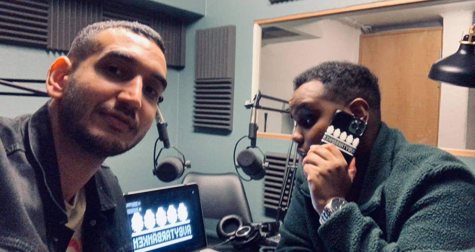 Två killar i en radiostudio.