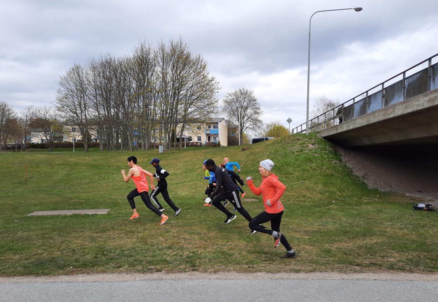 personer som tävlar i ett lopp på Järvafältet.