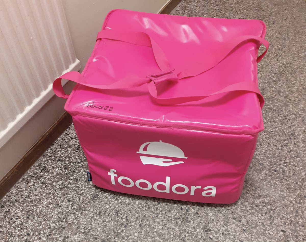 En rosa kylväska med Foodora-tryck.