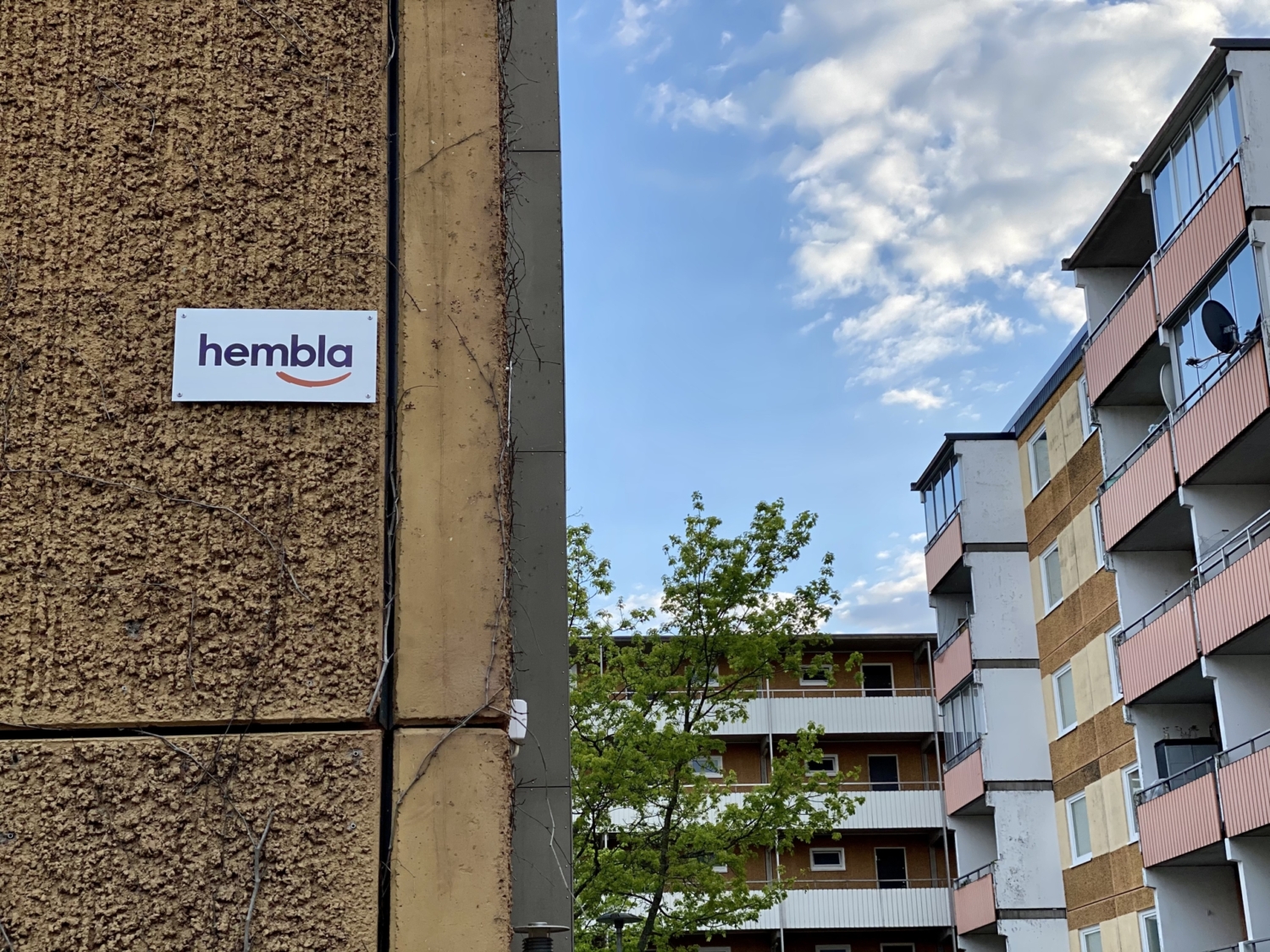 Hembla-skylten på husfasaden på Tönsbergsgatan i Husby