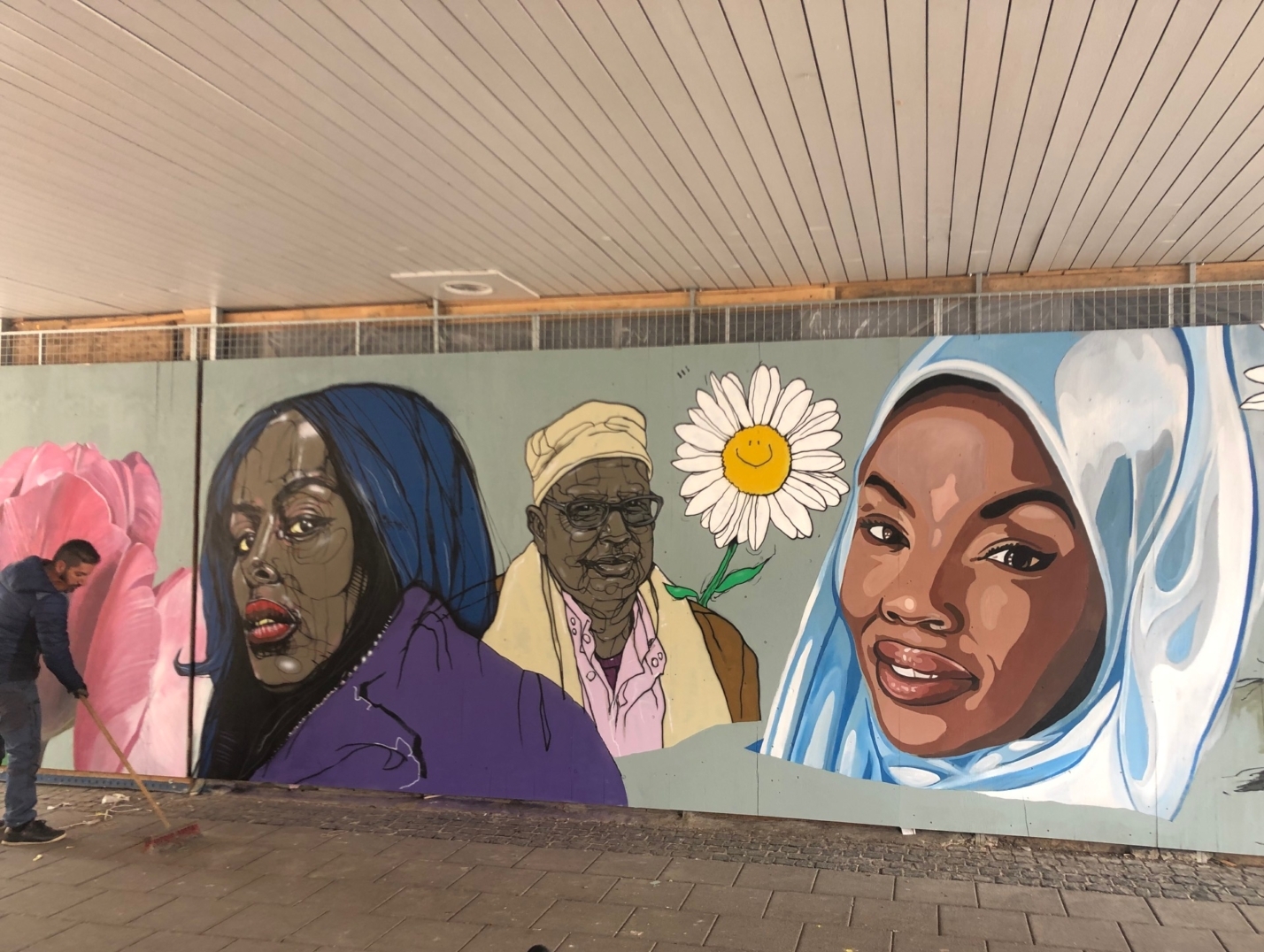 Cherrie, Hadji FFarah och en hijabi målade på väggen.