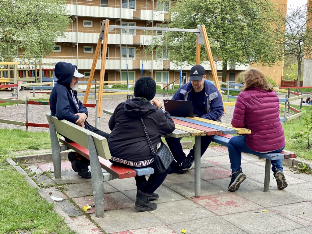 Ort till Ort Husby håller möte i en innergård.