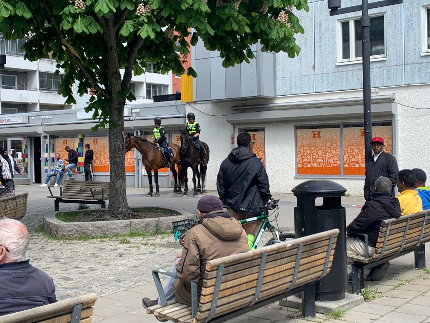 polis på häst och folk på torget i Husby.