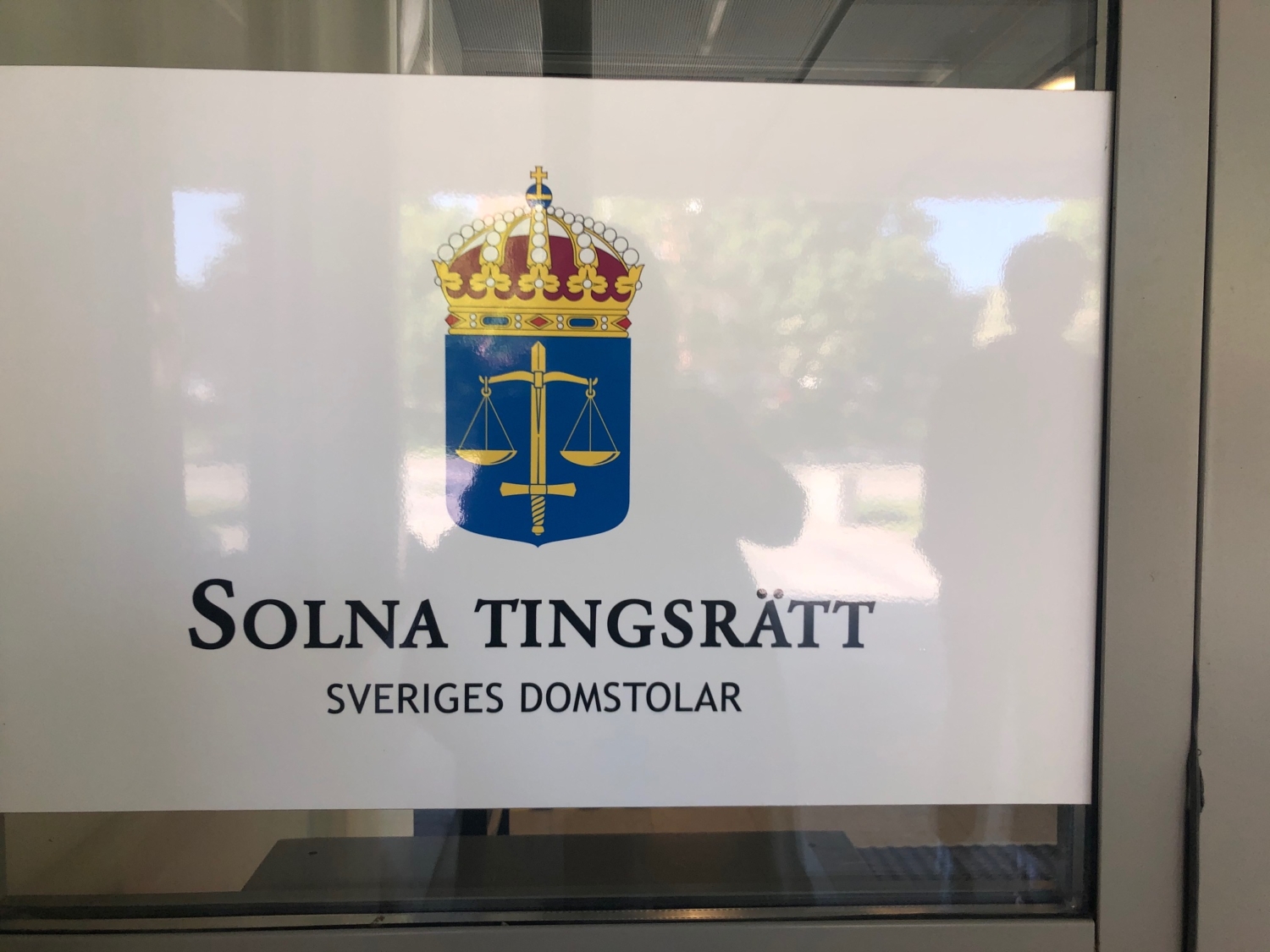 Skylten på ytterdörren till Solna tingsrätt.