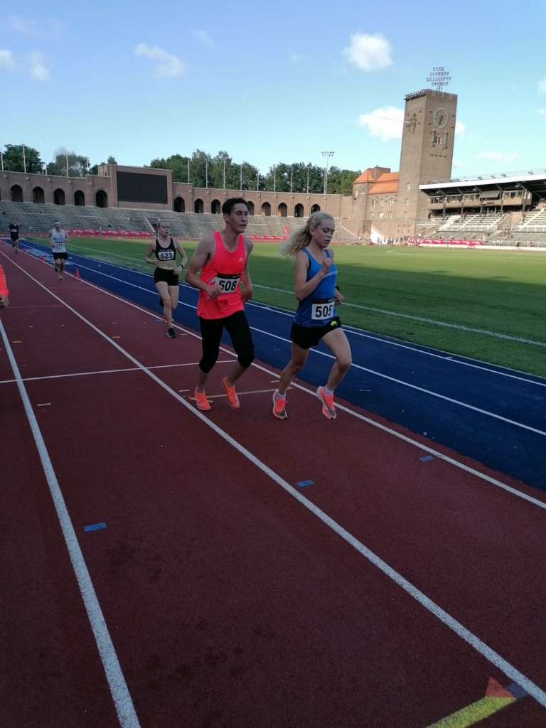 tre löpare på Stockholms stadion