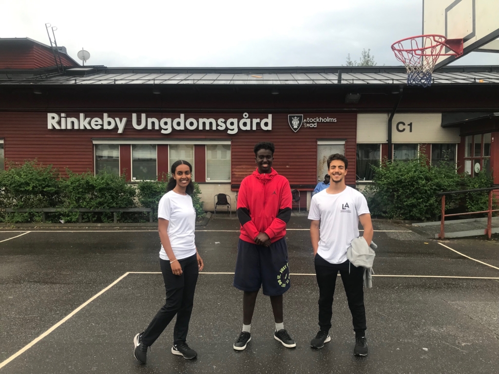 tre ledare i Löparakademien står tillsammans utanför Rinkeby ungdomsgård.