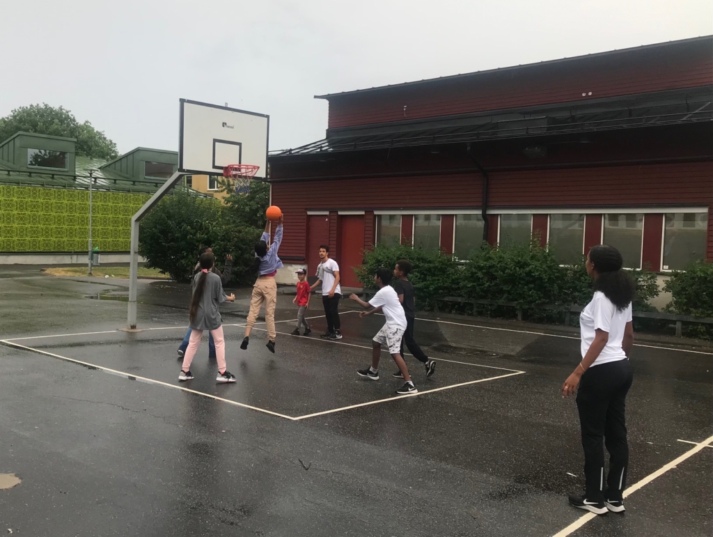 ungdomar spelar basket