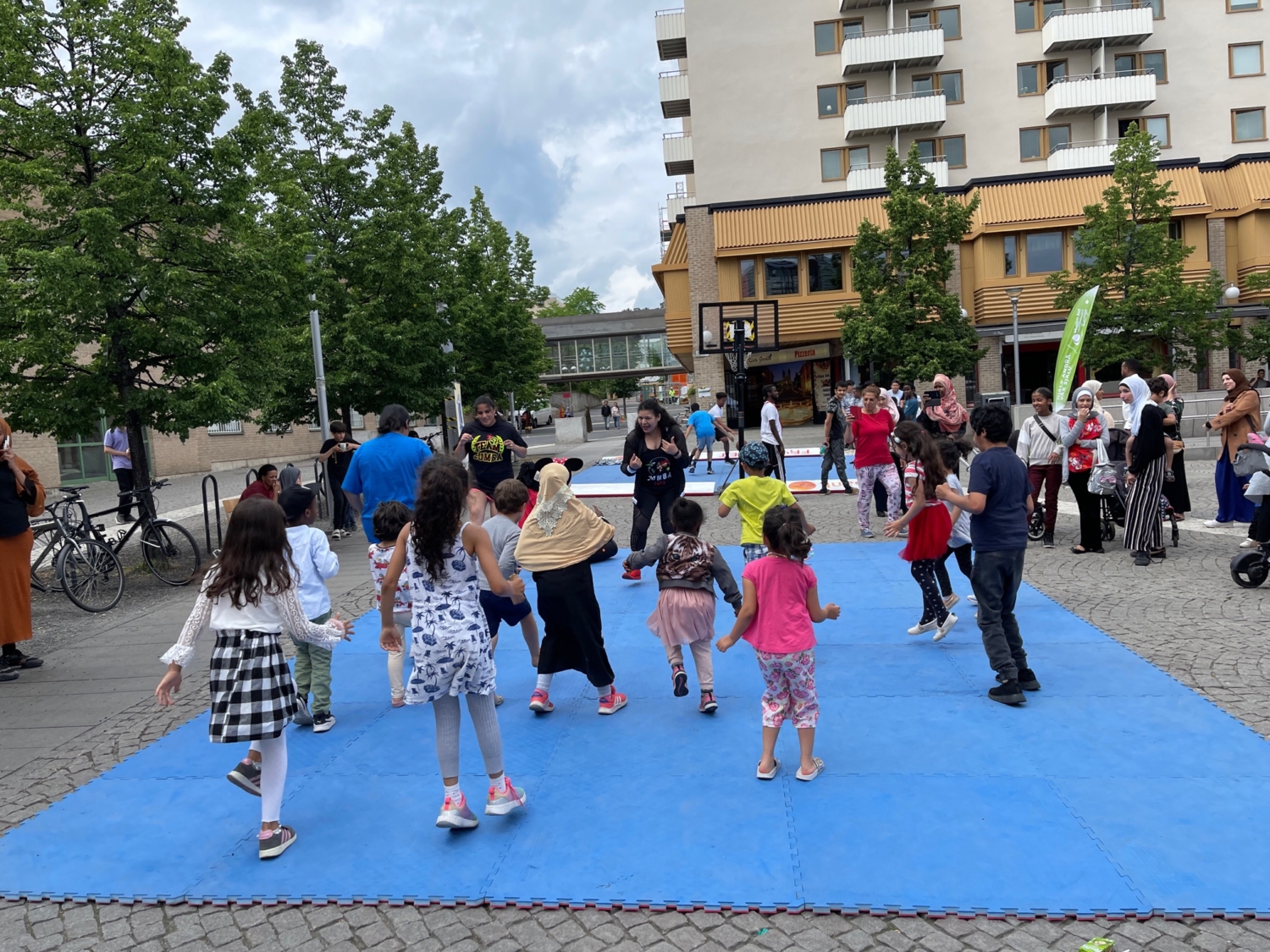 Zumbadans med barnen på Kista torg.