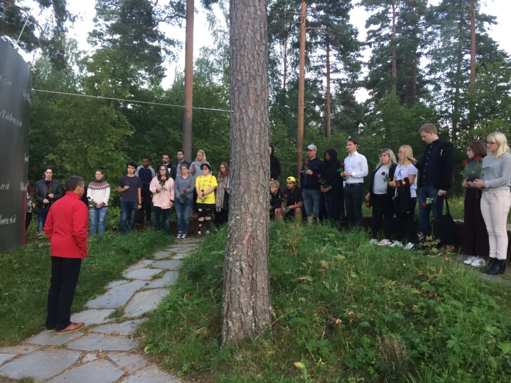 Människor samlade till en minnesstund på Utöya.