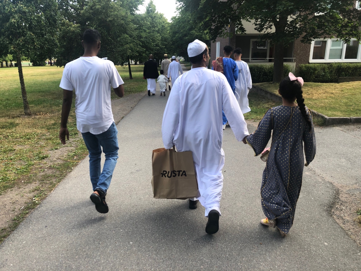 familj på väg till eid-bön