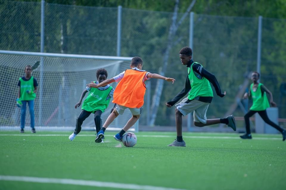 unga spelar fotboll