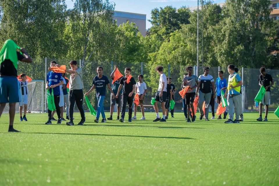 unga spelar fotboll