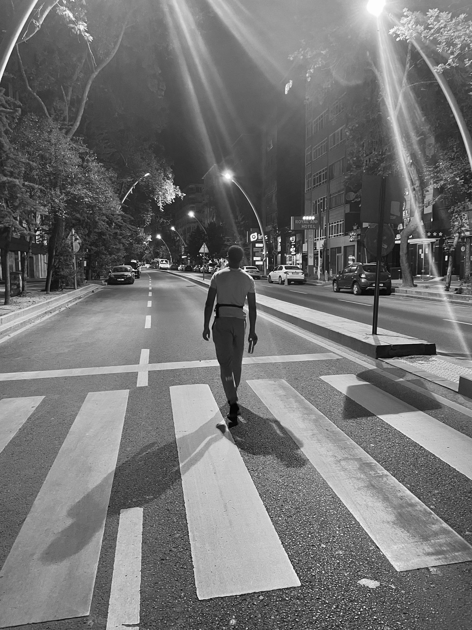 En ung man går på gatan