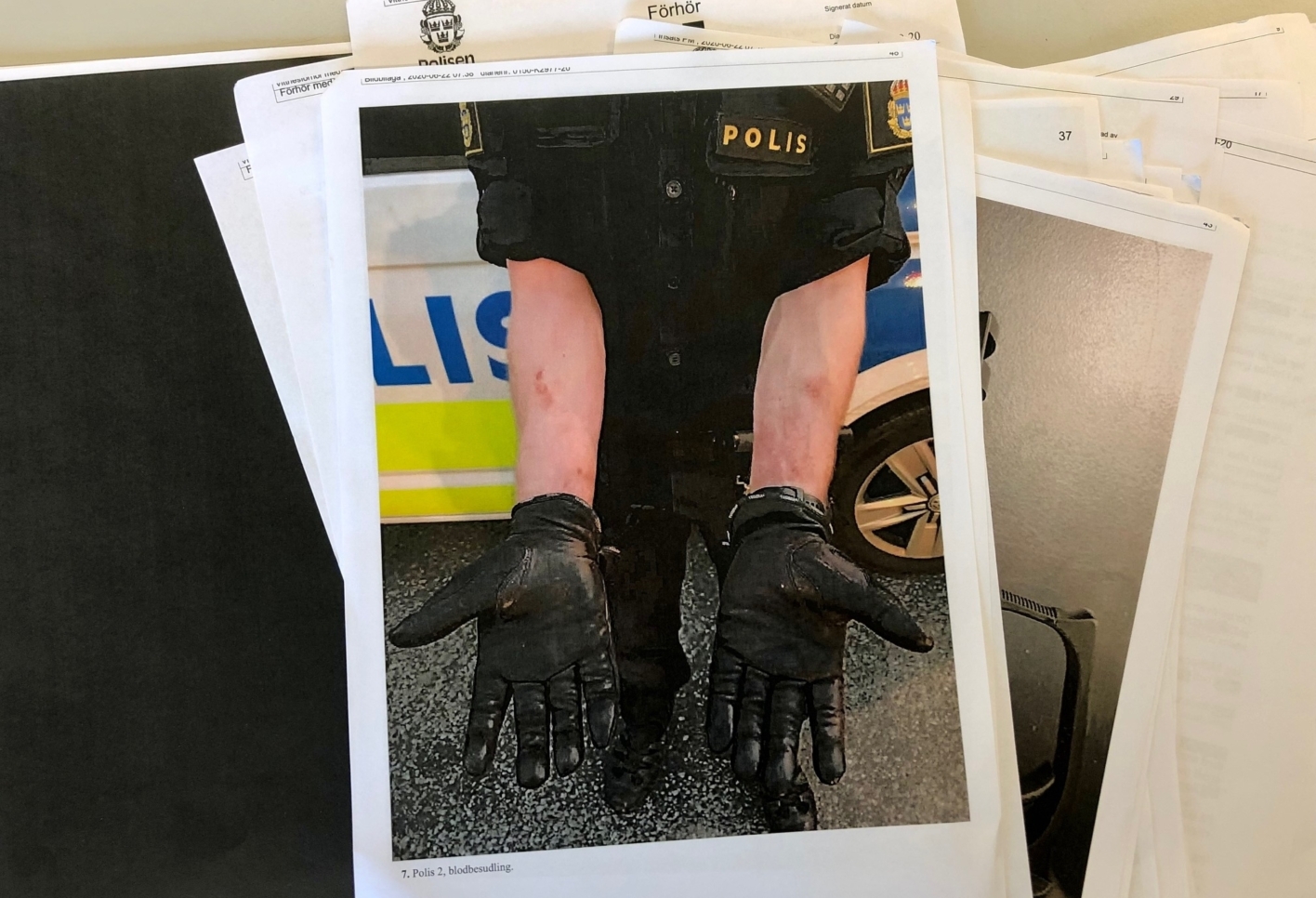 en polis håller fram sina händer med handskar