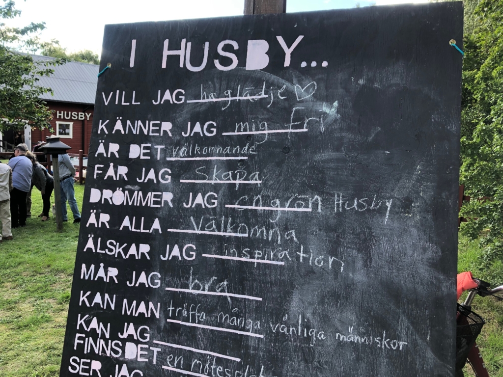 En griffeltavla med text om husby