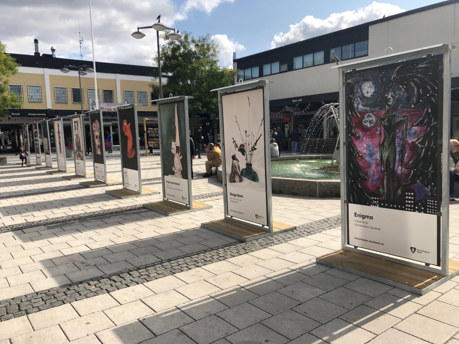 Stora skyltar uppställda på torget.