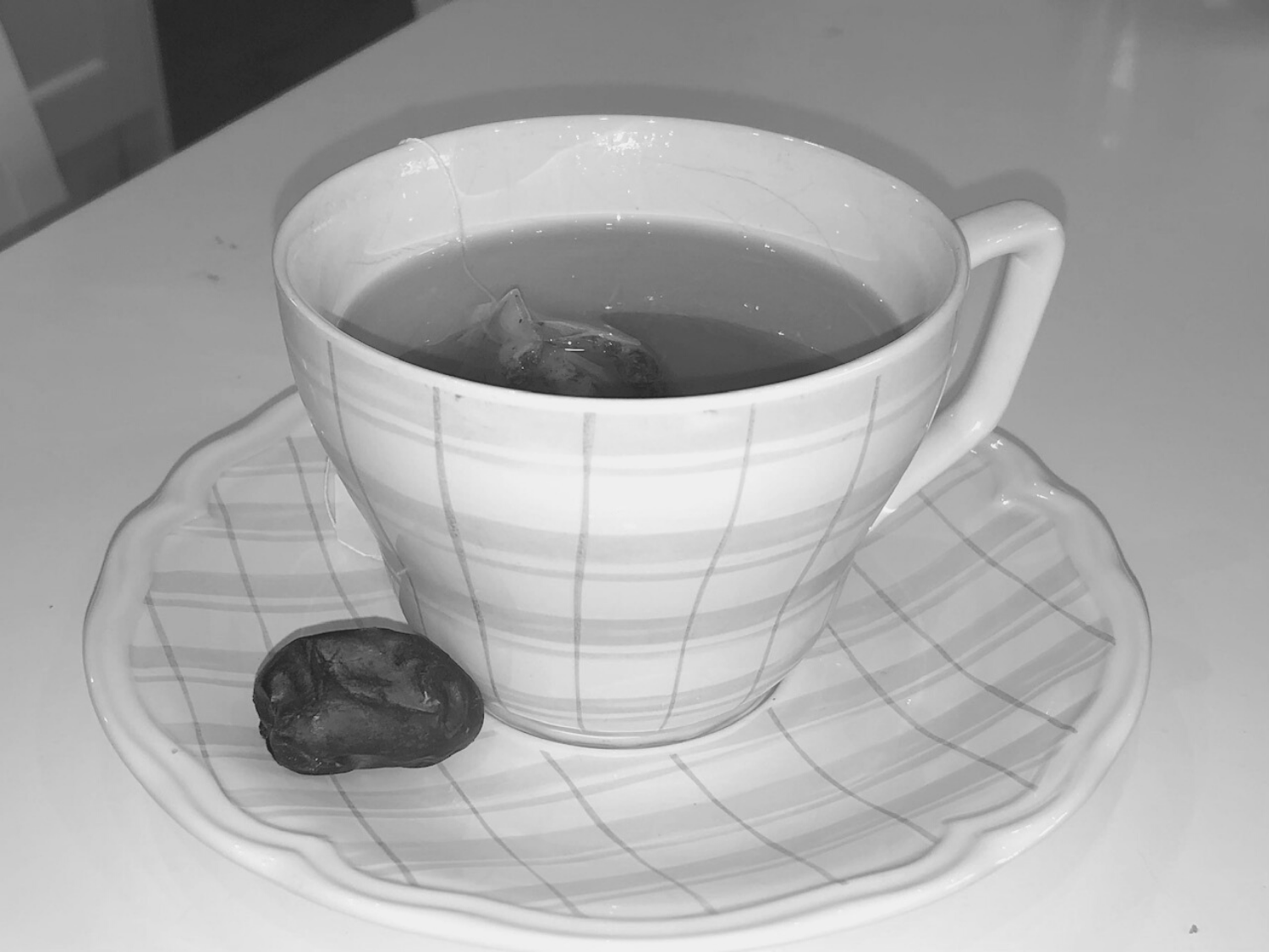 En kopp med te och en dadel
