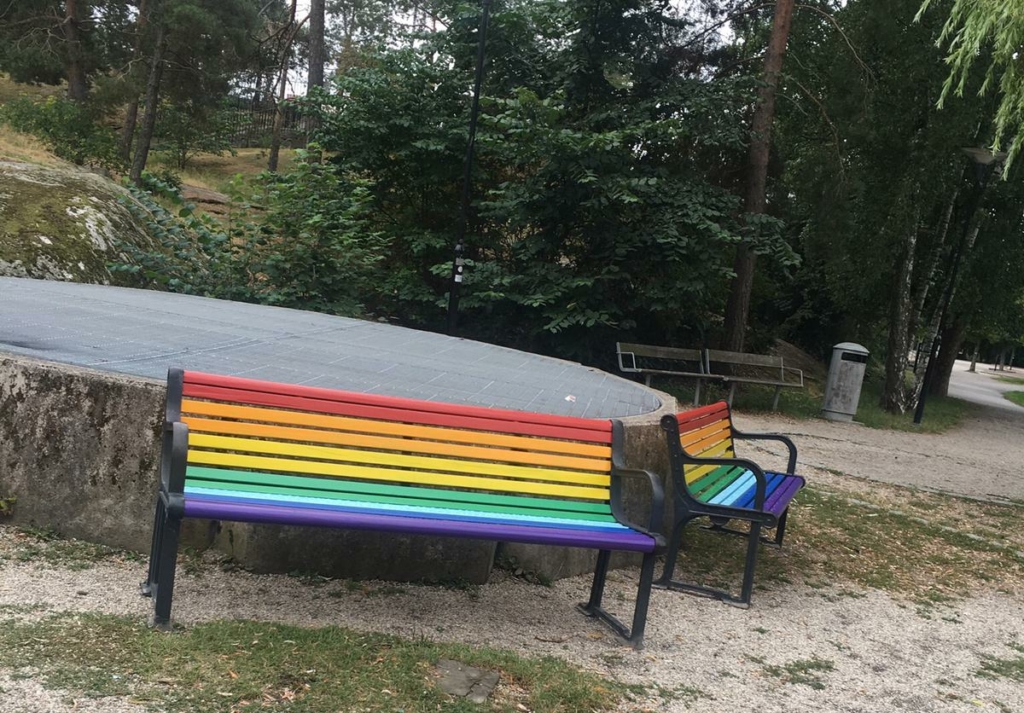 Två bänkar målade i pridefärger.