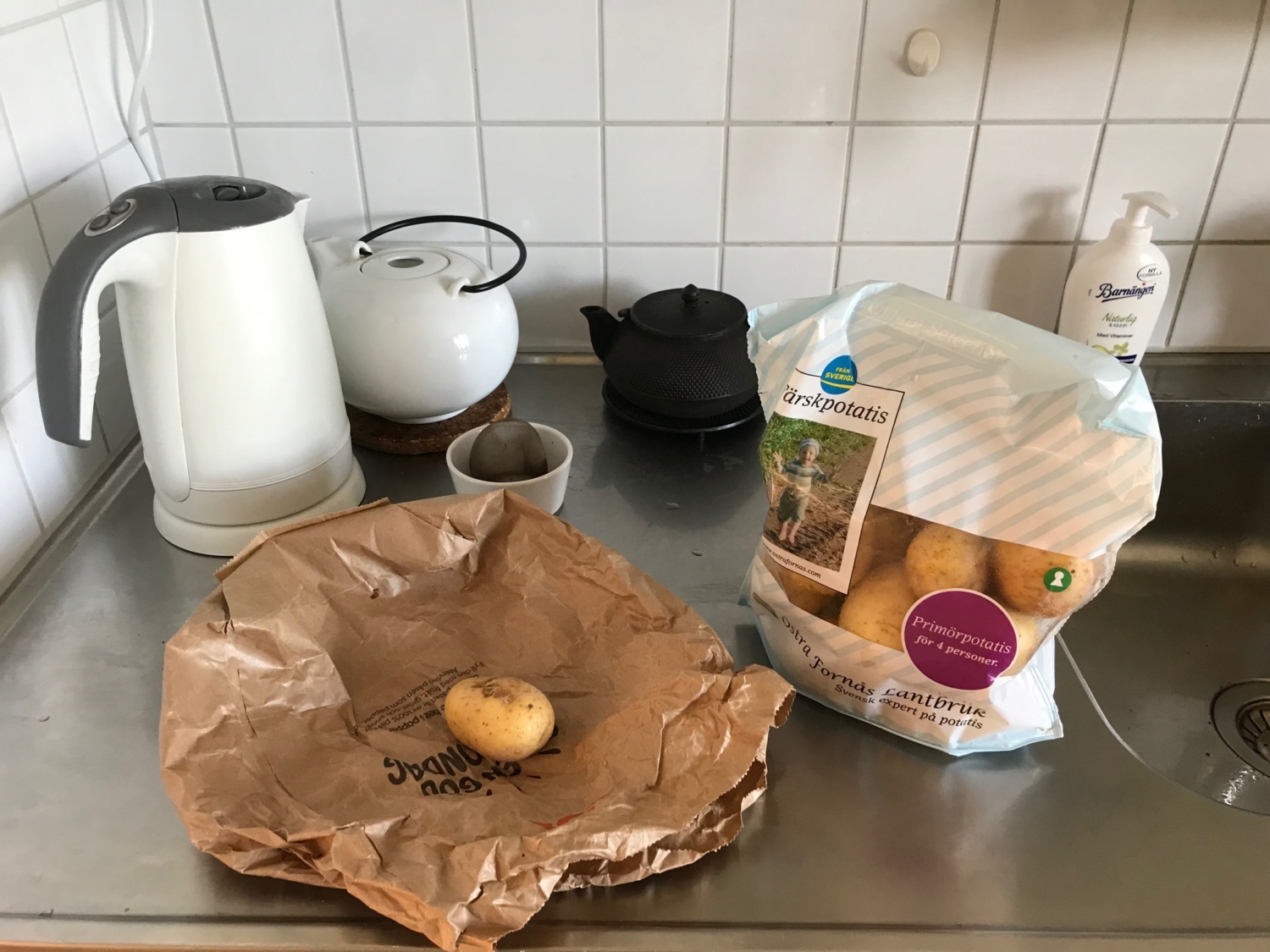 En ensam potatis på en diskbänk.