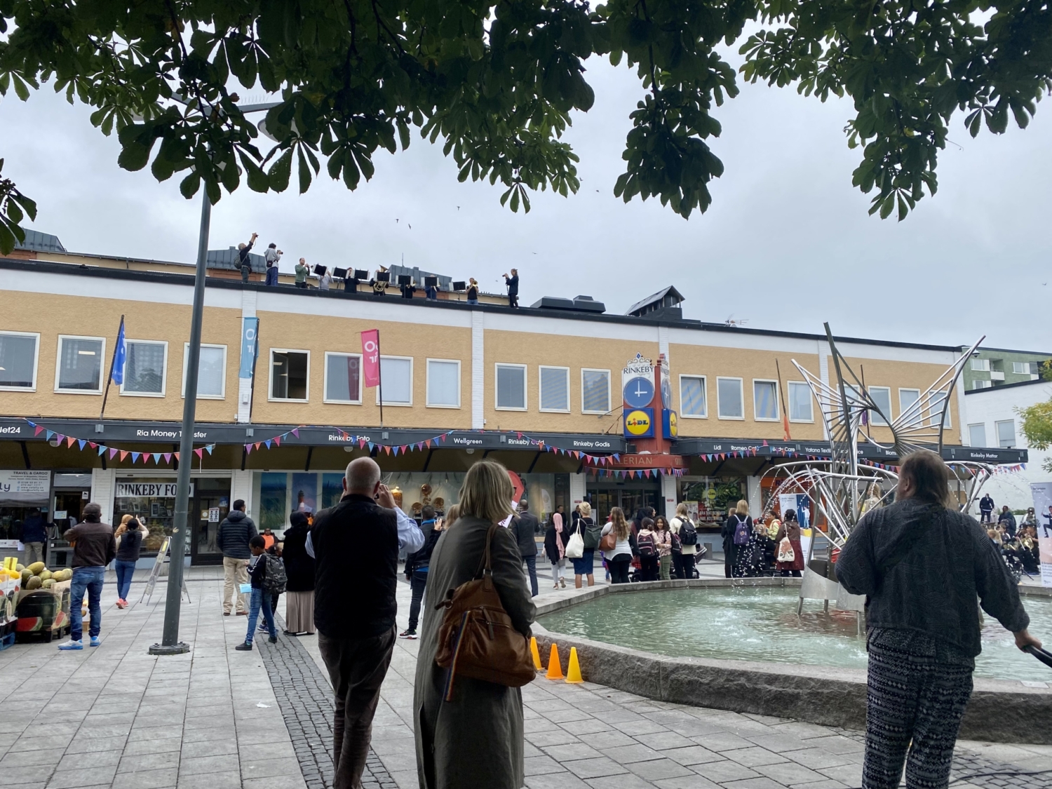 Sveriges Radios Symfoniorkester spelar på taket till Rinkeby centrum