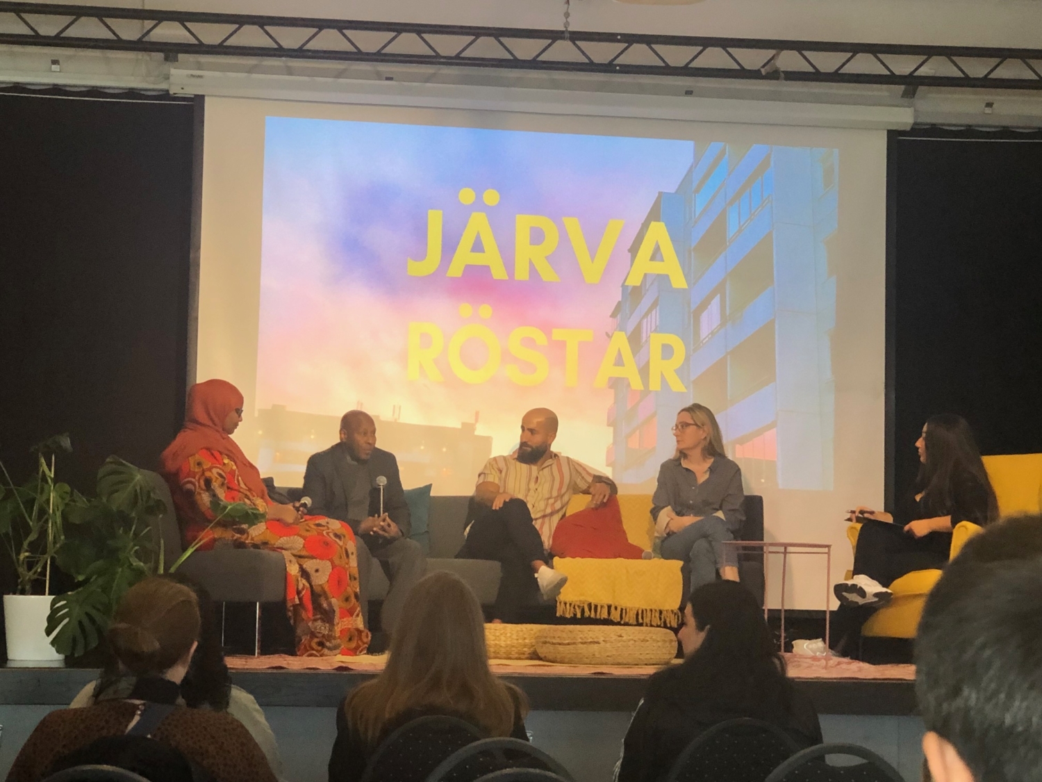 Paneldebatt under Järva röstar.