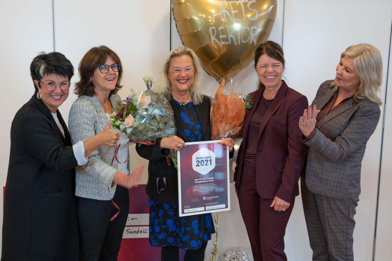 Ann-Christin Sundell med andra när hon tar emot priset som Årets rektor 2021