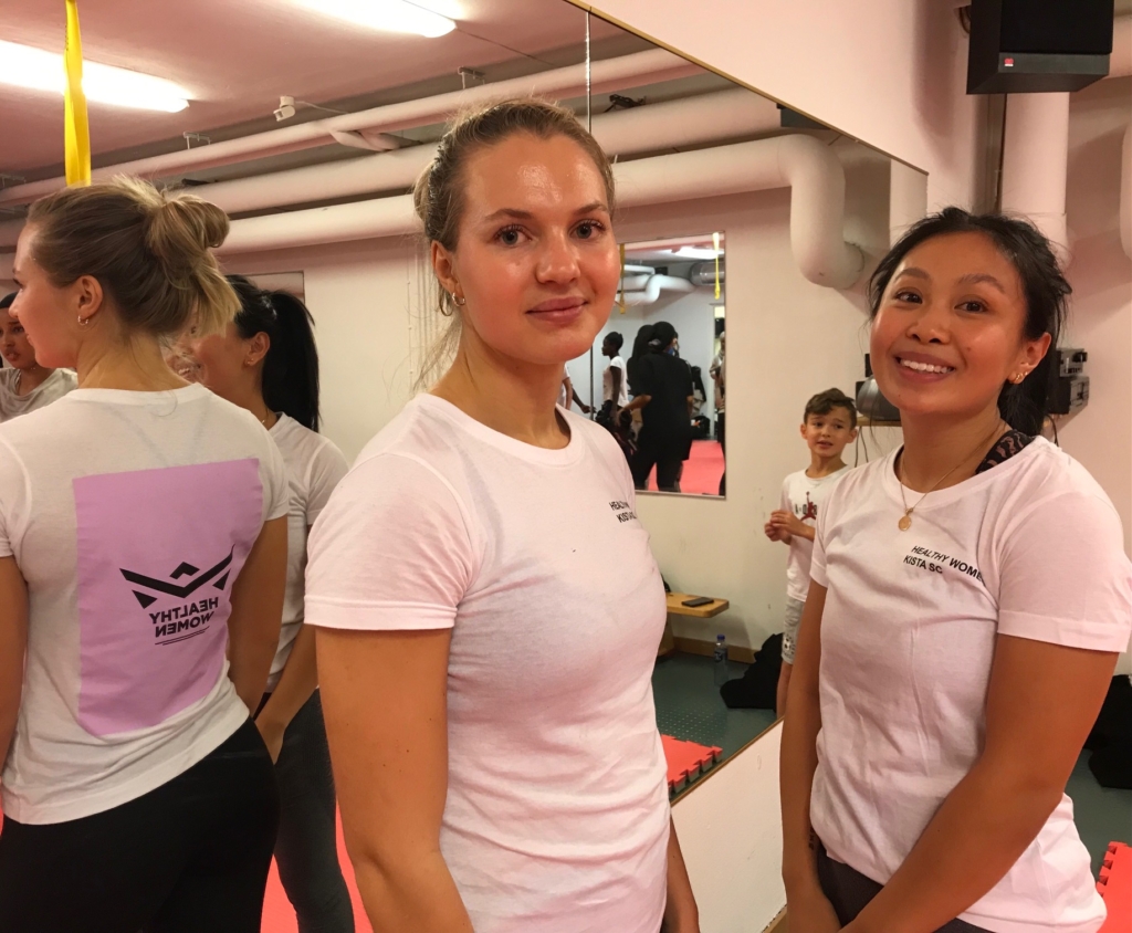 Två kvinnliga tränare i kampsport.