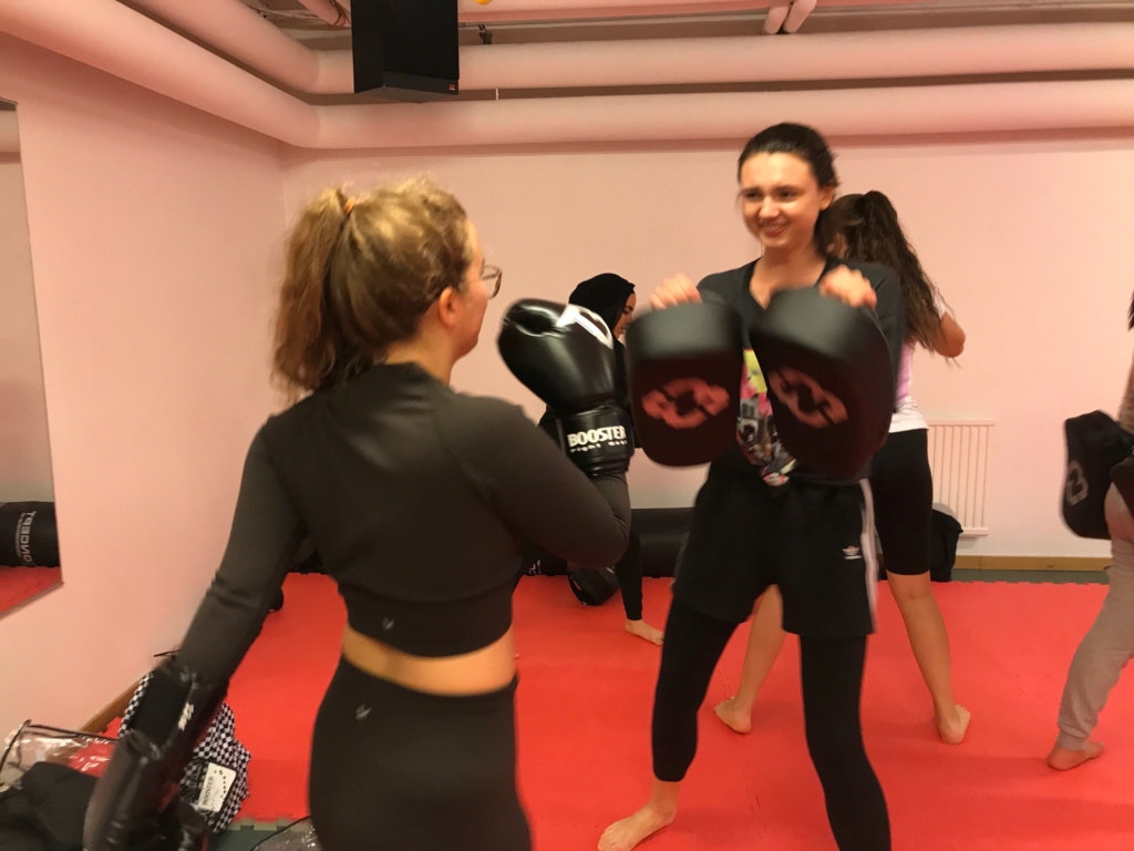 Två tjejer tränar kickboxning