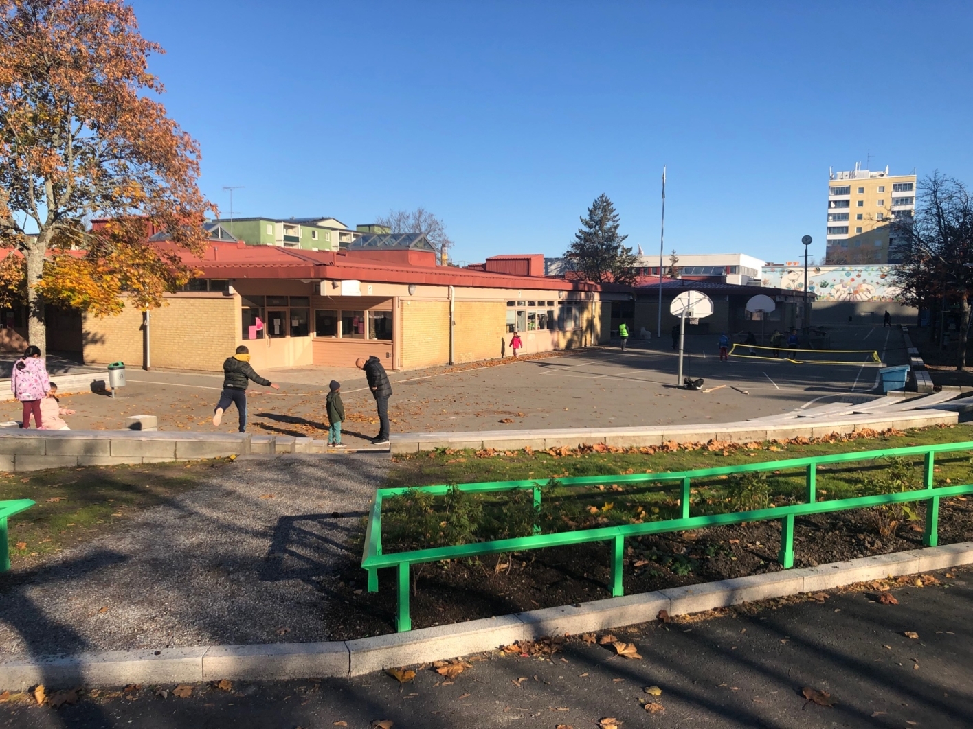 barn leker på en skolgård