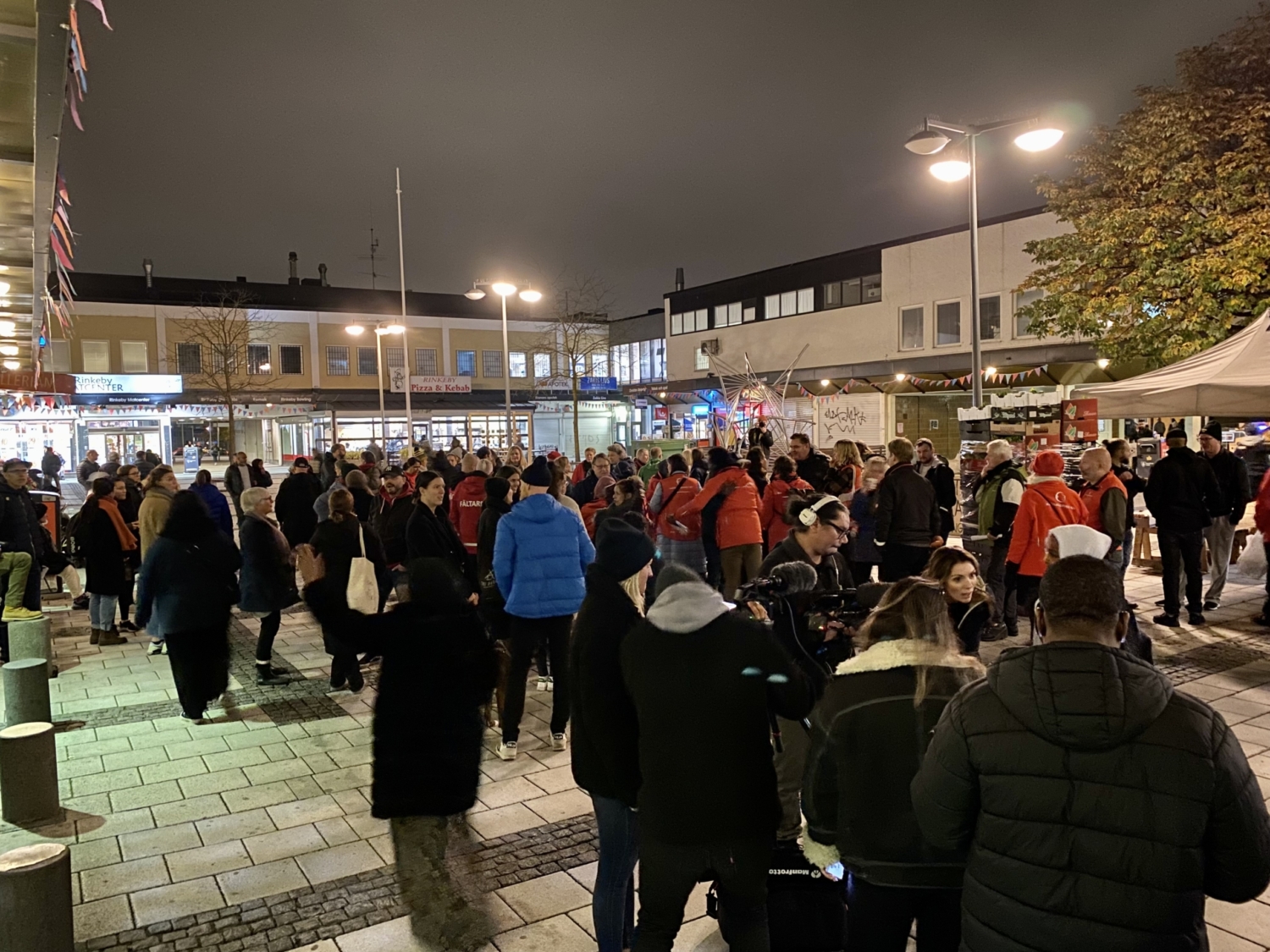 Folkmassa på Rinkeby Torg