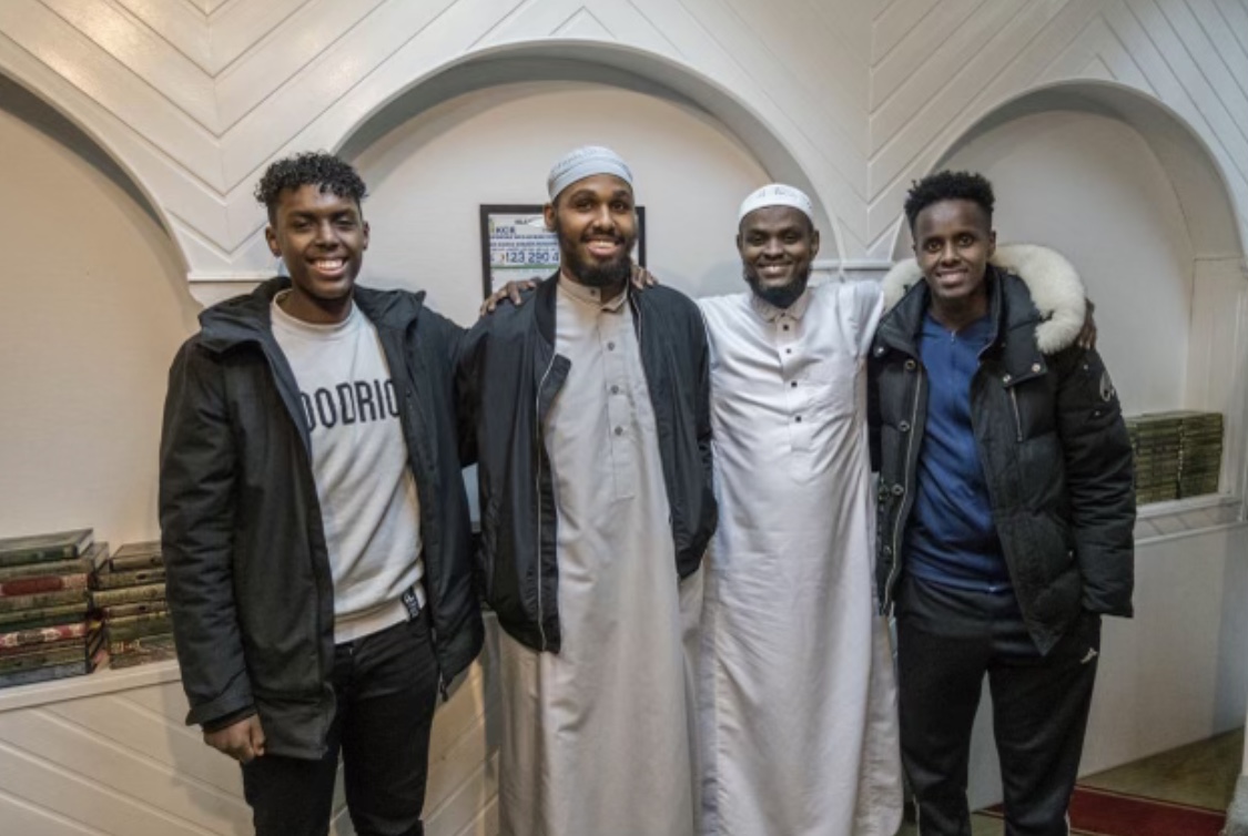 Fyra leende muslimska män
