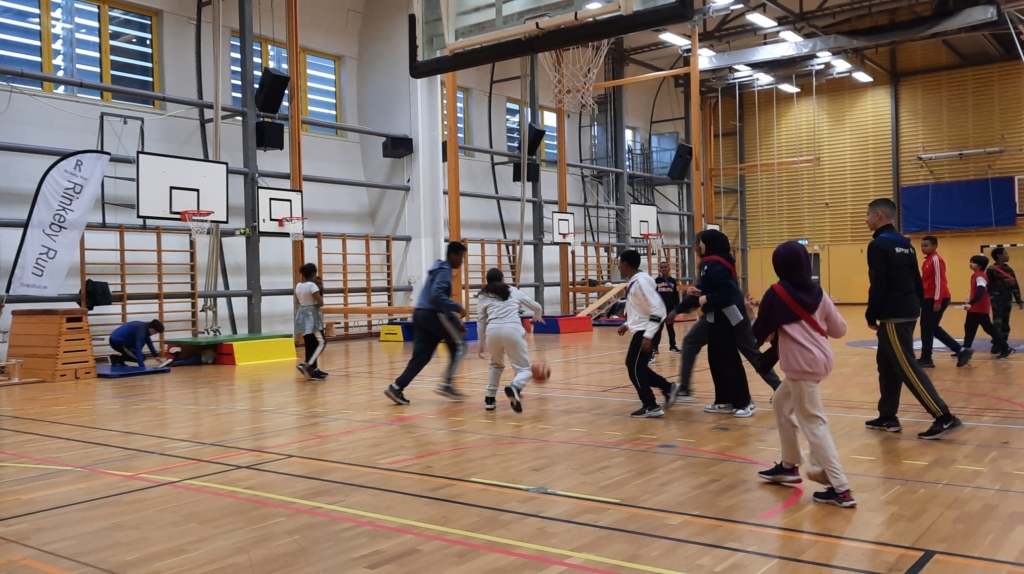 Basketmatch med barn.