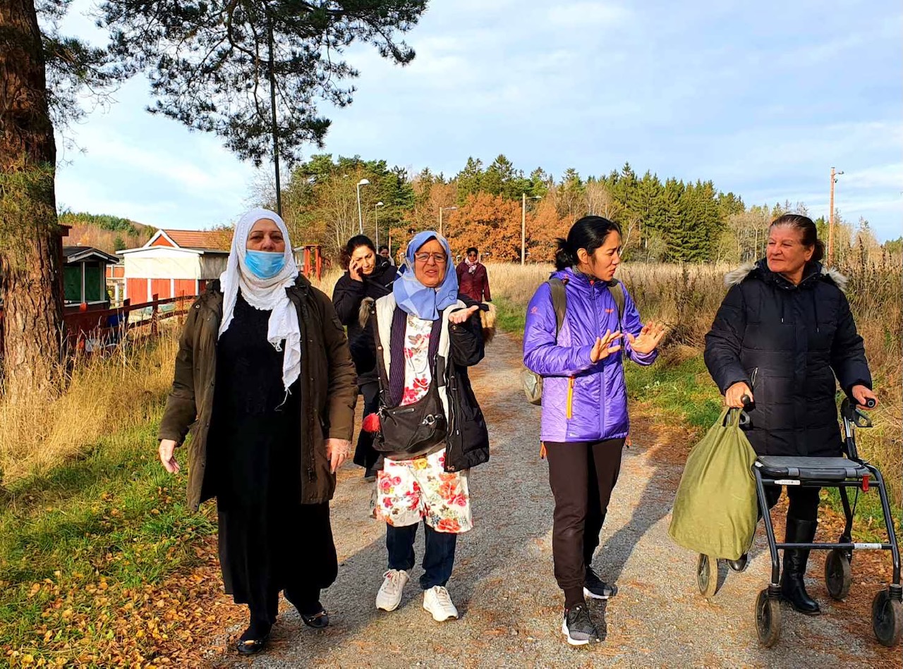 Kvinnor på promenad på Järvafältet.