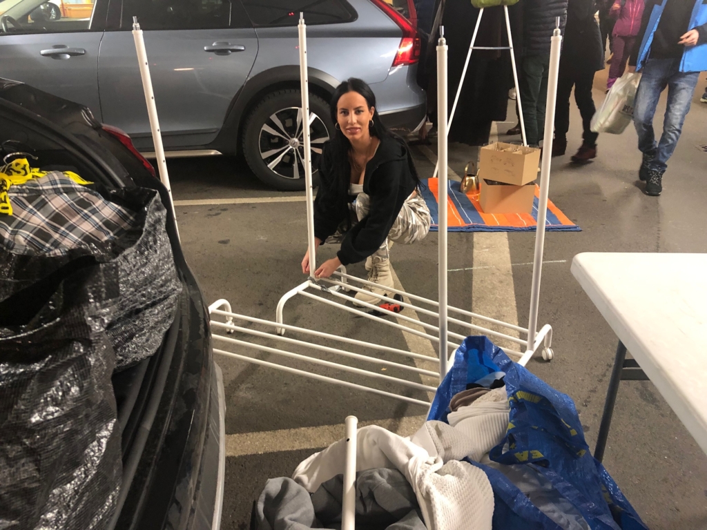 Nathalie bygger upp klädställningarna.