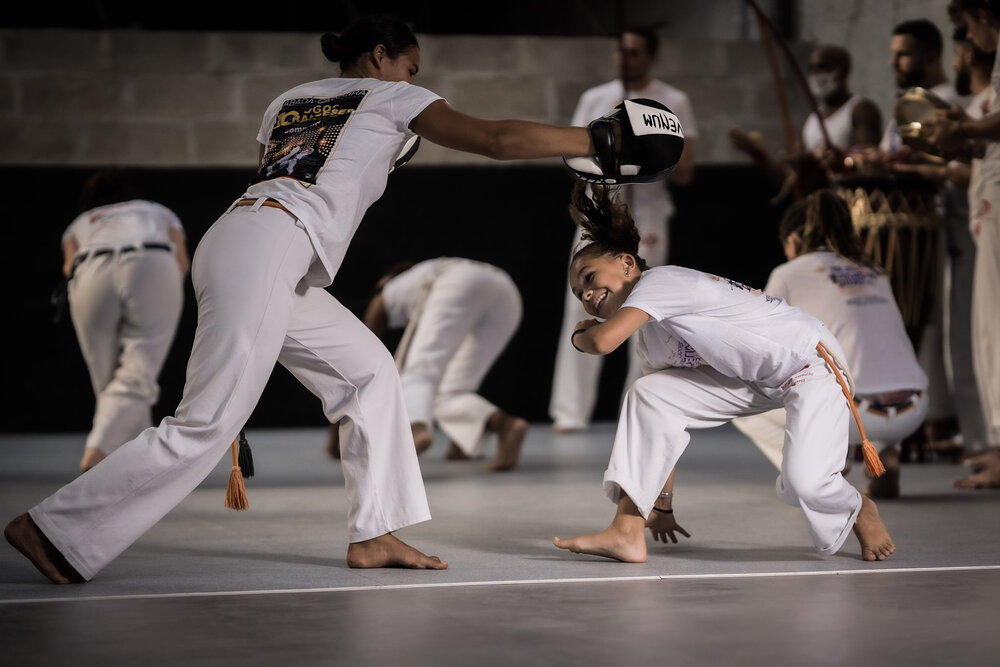 tjejer som tränar capoeira