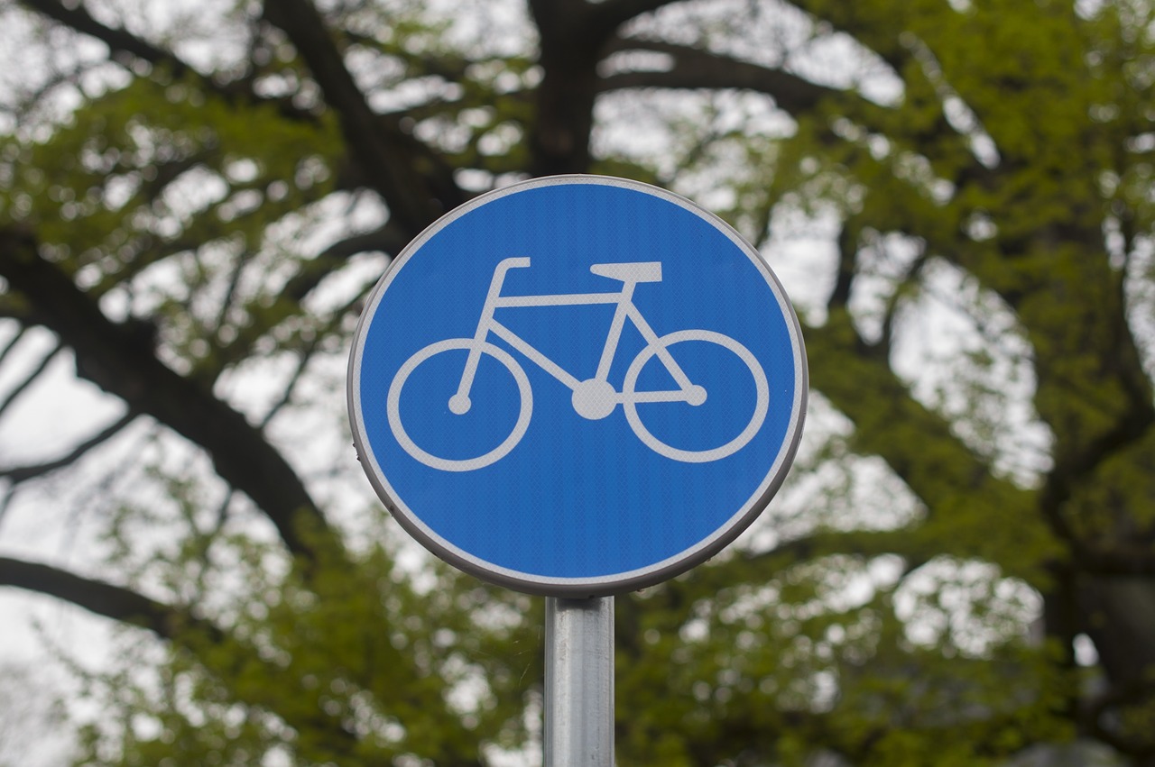 Blå trafikskylt för cykelväg