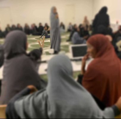 Blurriga bilder på tjejer i moskén