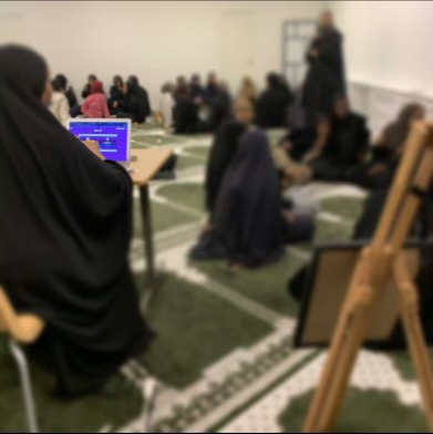 Blurriga bilder på tjejer i moskén