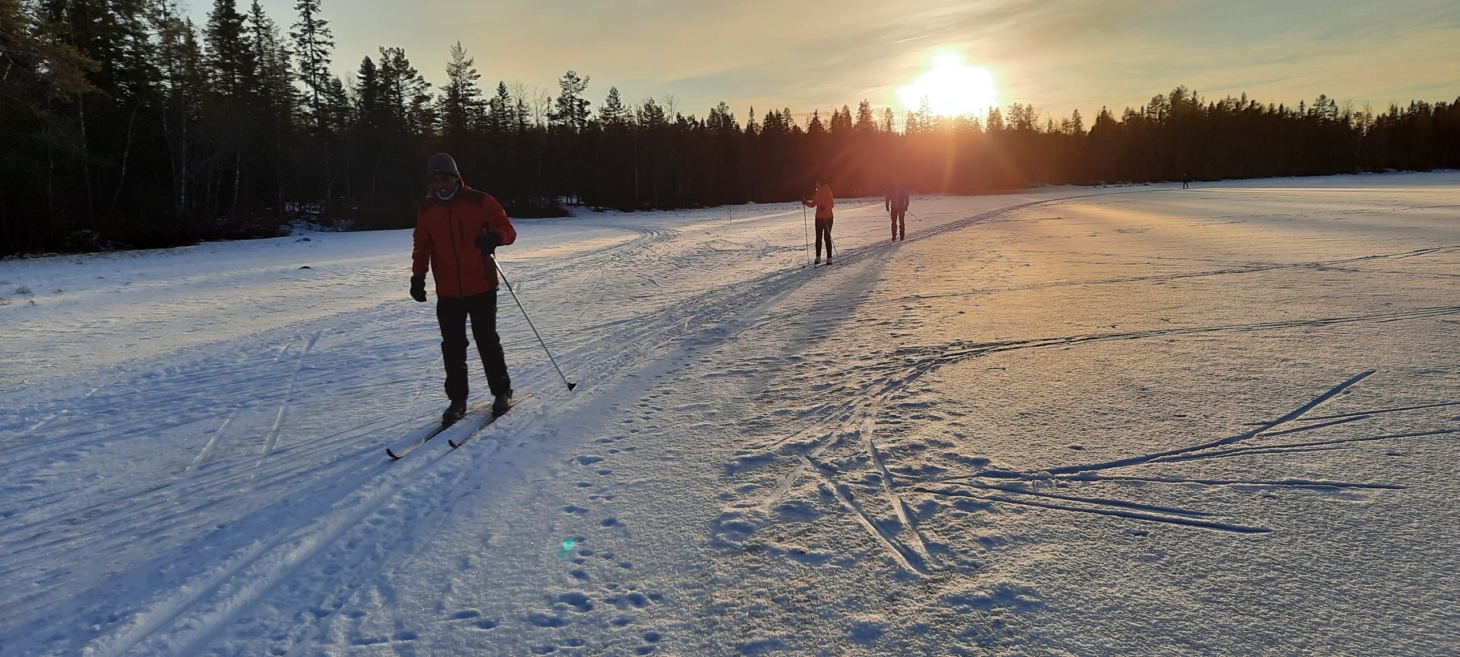 skidåkare i solnedgång