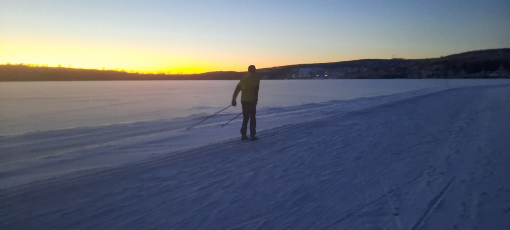 ensam skidåkare i solnedgång