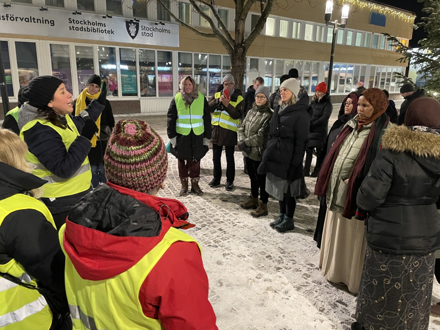 Vandrande föräldrar samlas i Husby centrum