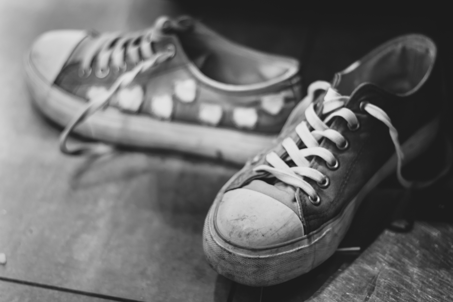 En svartvit bild på ett par slitna skor.