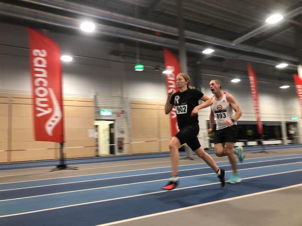 Johanna tävlar i 3000 meter, en man bakom.