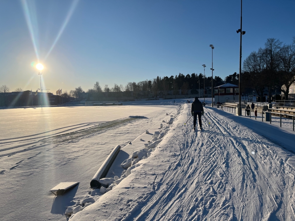 skidspåret Spånga IP i solsken