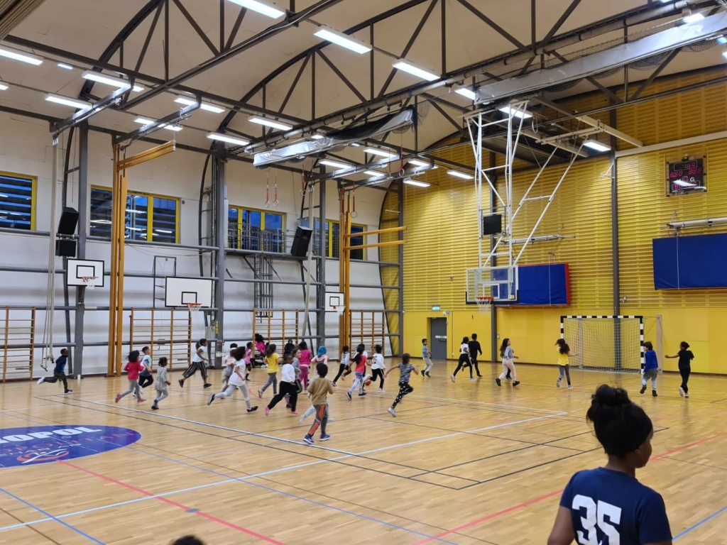 Barn spelar basket.